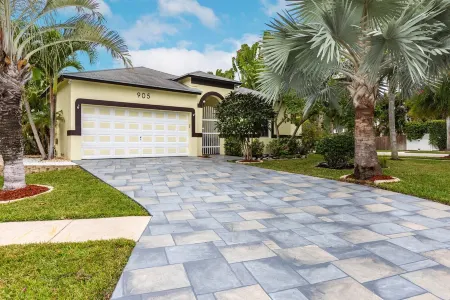 Tropical Oasis W/Heated Pool 2 miles to the  Beach