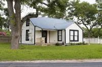 Boerne Bungalow off Main St in Downtown Boerne