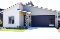 New Cozy, Modern 3-bedroom home. Close to dtwn CDA