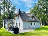 Modern Eingerichtetes Reetdachhaus mit Einladender Terrasse Hotels in Zirchow