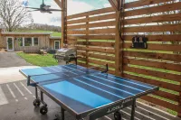 Friendly City Stay! HOT TUB, NEW LISTING!