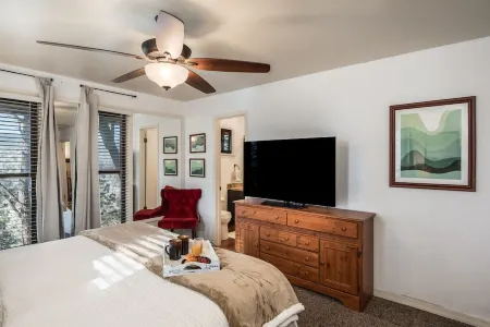 Midtown Condo great views- Game Room - Sleeps 8+