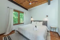 Modern Luxury Meets Mountain Getaway. Amazing Views, Hot Tub+More! Hotels in Madison County