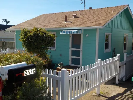 Captivating Cayucos Charmer-The ultimate beach setting. Отели в г. Каюкос