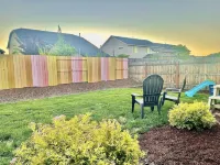 Top Rated! Bring the Kids, Big Backyard! Sleeps 12. Fast Wifi.