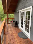 Gorgeous Guest House, Mature Setting, 1 Minute to the Lake.