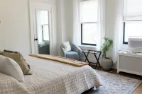 Walking distance to Wellspan York Hospital, York College. Comfortably sleeps 8. Hotels in York