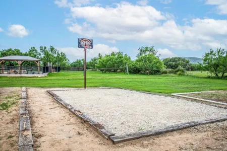 Casa Bella @ Buchanan Vacation Homes - Pool & Free Frio River Access Отели в г. Конкан