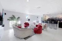 This beautiful 1 bedroom art deco 1500 sq. ft apt has its own private entrance.