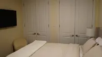 NYC style loft  apartment 10 min to Times Sq. 1 Parking space avail only. 세코커스역 주변 호텔