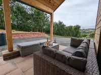 Unique 3 bed cabin with hot tub on Welsh border. Hotels in Presteigne