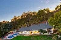 Mid Century Modern Escape 4 Br w/ Pool - 1.7 acres