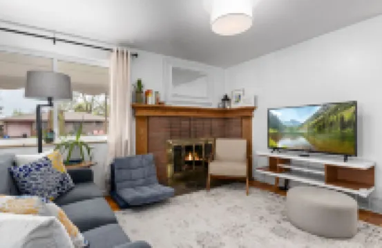 5 Bedroom House with Crib - Walk to Downtown Littleton!