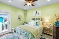 Fenced Yard ~ Cargo Lift ~ Fire Pit ~ 3-minute walk to beach!