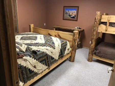 Reunion Paradise! 6000 sq ft. 20 acres, Hot tub Amazing Views, Close to Deadwood