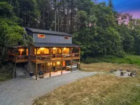 Modern Rustic Retreat ~Newly Built Cabin w/EV charger, only 6mi to Ash Cave