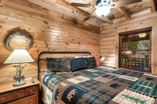 New 4K TV and Air hockey table! Center Pigeon Forge,hot tub, pet, entire cabin!