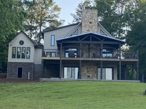 Luxurious Lakefront Retreat