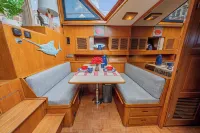 Charming 2-bedroom boat in amazing Manteo WiFi, AC, fitness room, pool, kayaks