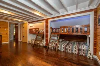 Riverside Lodge, Sleeps 10.