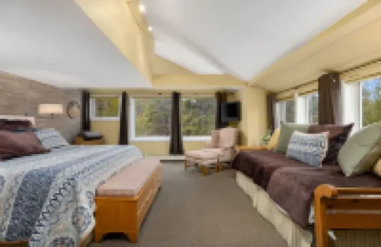 Keystone Ski Resort w/ Free Shuttle, Pet Friendly, Private Hot Tub, Pool Access!