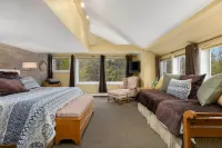 Keystone Ski Resort w/ Free Shuttle, Pet Friendly, Private Hot Tub, Pool Access! Hotels in West Keystone