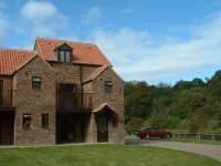 Riverside Cottage, Whitby,  overlooking the River Esk Hotels near Whitby Abbey