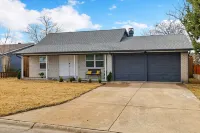 Frisco 4-bedrooms Getaway Hometel with Spa and Outdoor Kitchen