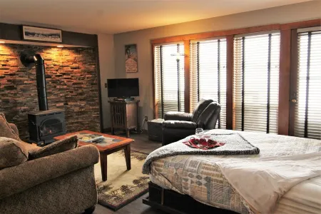 Romantic condo with stunning mountain views on the golf course