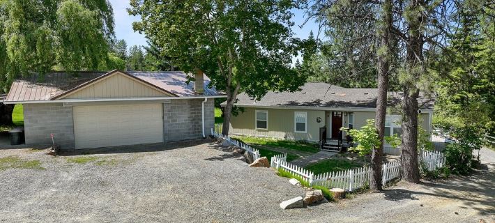 Private Cove River Home with water toys, 200 foot sandy beach and boat dock. Hotels in Bonner County