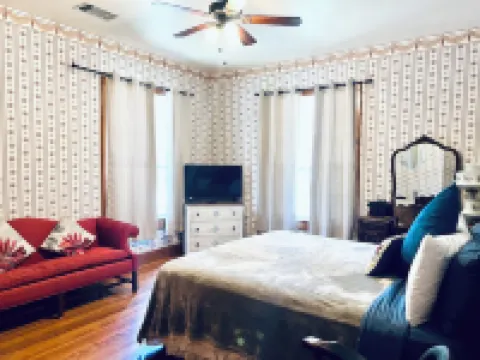 Spacious Victorian w/Game Room & Hot Tub Hotels in Pflugerville