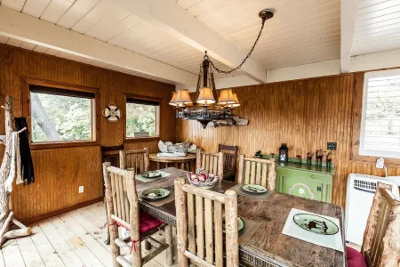 Lake View And Close To Lake Arrowhead Village Отели рядом с достопримечательностью «Библиотека Лейк Арроухед Бранч»