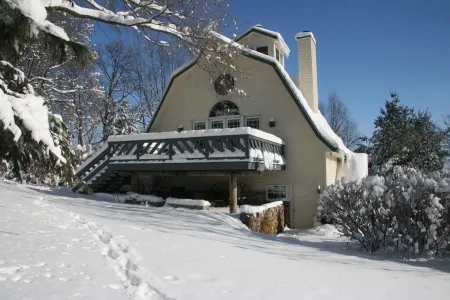 Beautiful 1800's Barn Отели в г. LaPorte County