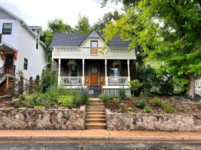 Boulder Artist Home  Mountain Views  Garden  Pet-Friendly Hotels near University of Colorado Boulder