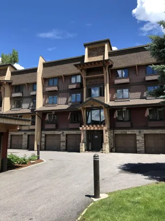 Lovely Phoenix 2Bd. Walk to Base or Take Shuttle, Pool/Hot Tub, Garage, ++