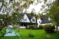 Riverfront Redwood Retreat Nestled in Nature