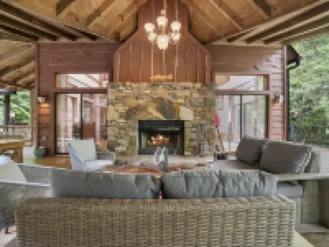 Rustic mountain cabin. Pet-friendly, 3 story, 4 bedrooms, hot tub & kids' zone ⛰ Hotels in Highlands