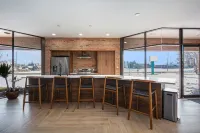 The Bank- Historic Charm, Modern Stay in the Heart of Three Oaks