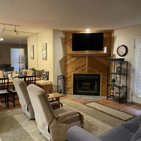 Comfy ski and mountain bike condo walking distance to lift!