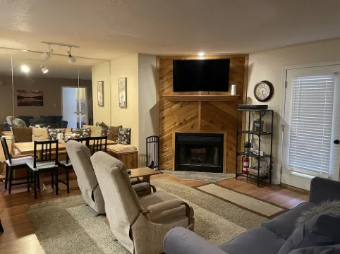 Comfy ski and mountain bike condo walking distance to lift!