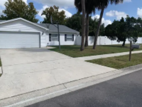 Vacation Home w/ HOT TUB, 2 MASTER BEDROOMS, HEATED POOL NEAR BEACHES! Hotels in Oldsmar