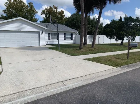 Vacation Home w/ HOT TUB, 2 MASTER BEDROOMS, HEATED POOL NEAR BEACHES! Отели рядом с достопримечательностью «Олдсмар Литл Лиг»