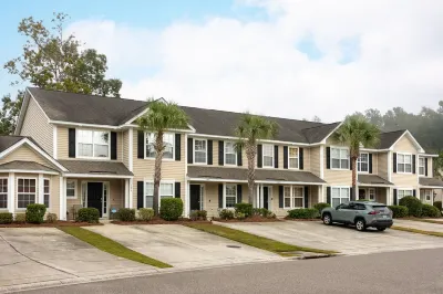 Retreat Townhome in N. Charleston - 2 Suites /  15min Airport / 25min Downtown