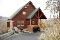Spacious 4Br Cabin Near Dollywood – Hot Tub, Game Room & Stunning Mountain Views - Bjergudsigt