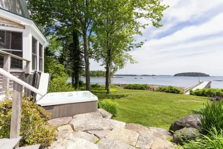 Sailor's Valentine: Bayfront Home on Private Beach and Hot Tub!