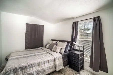 Charming 2-bedroom house with huge yard and firepit in Eagle Lake