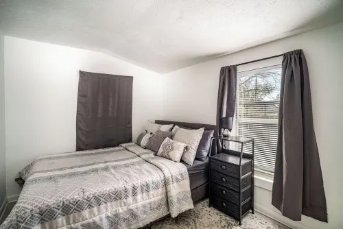 Charming 2-bedroom house with huge yard and firepit in Eagle Lake