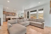 Spacious 4 bedroom townhome in Park City with private Hot Tube