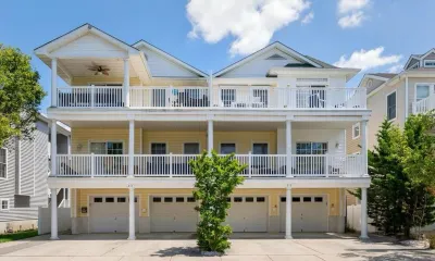 Beautiful, 3 bed, 2 bath, Cozy Condo just minutes from Boardwalk & Beach Access! Hotels near Hereford Inlet Lighthouse