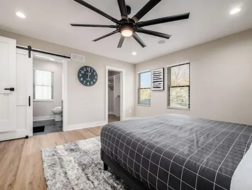 New Luxe Reno W/Hot Tub & Roof Top Terrace!